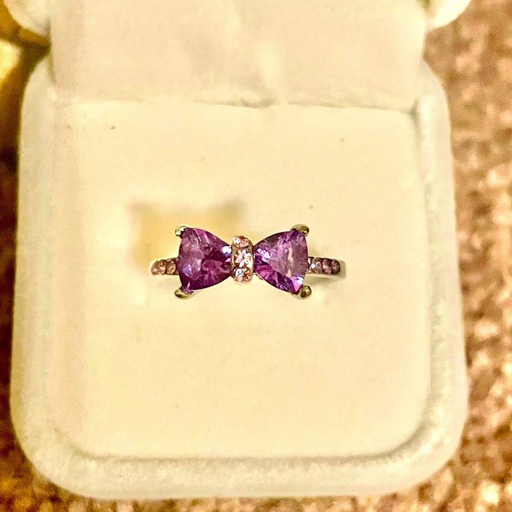 Adorable purple bow ring size 7 NEW never worn!  Thanks for looking !